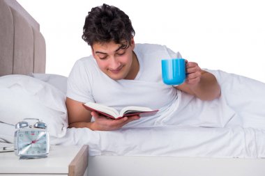 Yatakta uykusuzluk çeken bir adam.