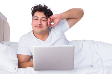 Yatakta uykusuzluk çeken bir adam.