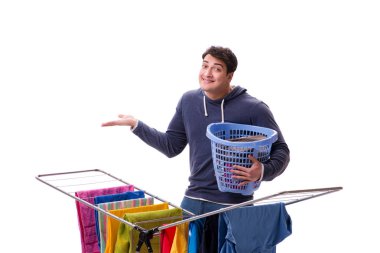 Çamaşır yıkayan koca beyaz tenli.