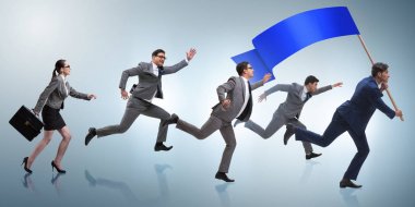 Ticari konseptte çalışan boş pankartlı bir işadamı