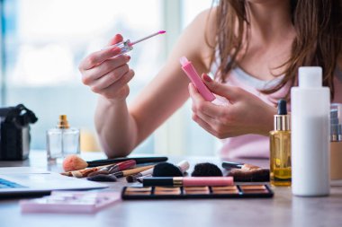 Güzellik konseptinde makyaj malzemeleri olan bir kadın.