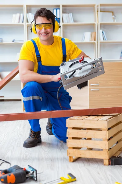 Tamirci marangoz. Dolaşım halindeki tahta testereyi kesiyor.