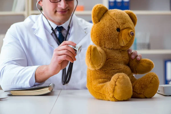 Médecin vétérinaire pédiatre tenant un examen dans le off — Photo