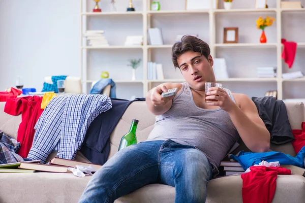 汚い部屋で若い男学生飲酒アルコール — ストック写真