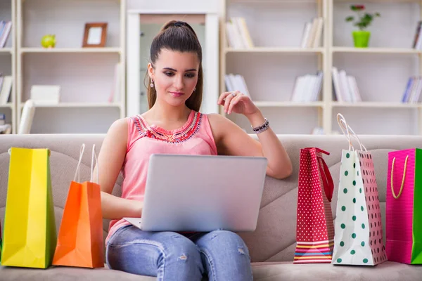 Çantalarla alışveriş yapan genç bir kadın.