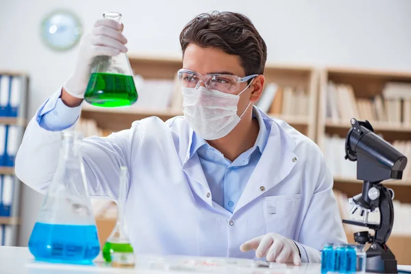 Médico varón que trabaja en el laboratorio con la vacuna contra el virus —  Fotos de Stock