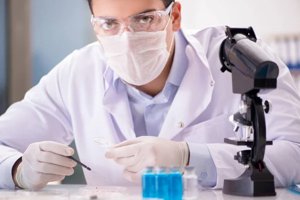 Mannelijke arts die in het lab werkt aan virusvaccin — Stockfoto