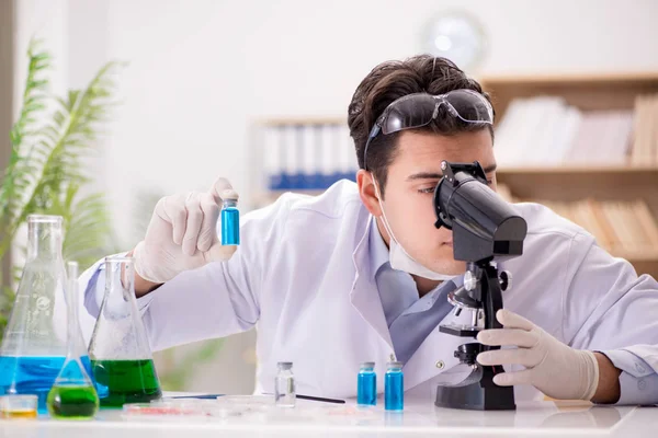 바이러스 백신을 개발하기 위해 실험실에서 일하는 남성 의사 — 스톡 사진