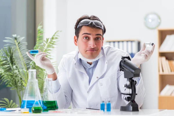 Médico varón que trabaja en el laboratorio con la vacuna contra el virus — Foto de Stock