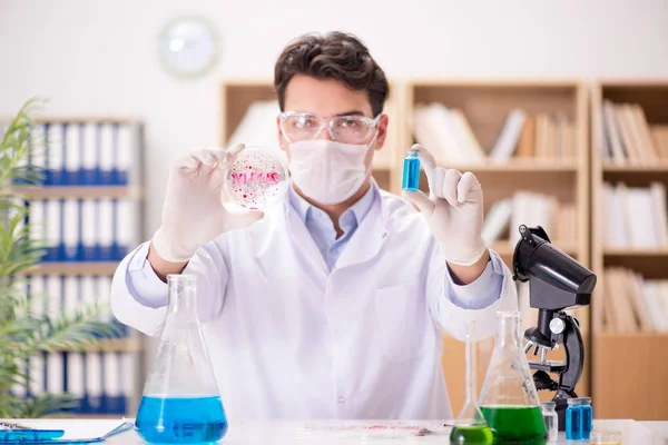 Medico di sesso maschile che lavora in laboratorio sul vaccino virale — Foto Stock