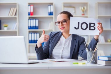 İş kadını işe yeni eleman alıyor.