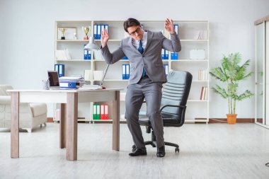 İş adamı işte ara verirken eğleniyor.