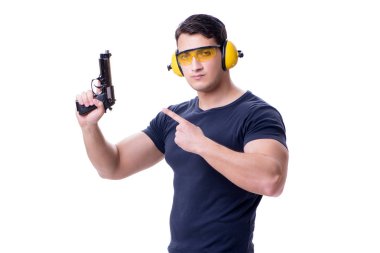 Beyazlara izole edilmiş bir şekilde silahtan spor atışı yapan adam.