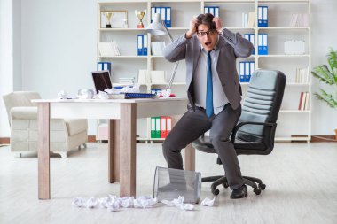 Ofiste çalışan kızgın işadamı kovuldu.