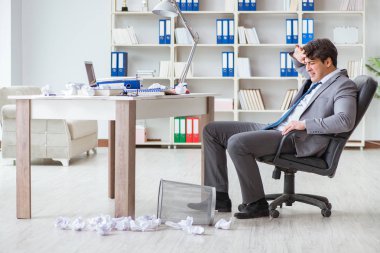 Ofiste çalışan kızgın işadamı kovuldu.