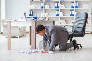 Ofiste çalışan kızgın işadamı kovuldu.