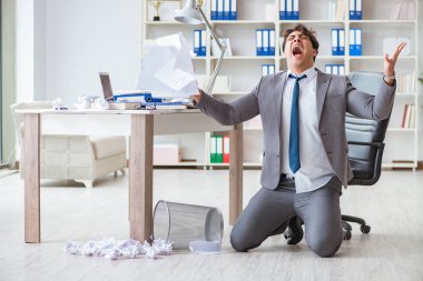 Ofiste çalışan kızgın işadamı kovuldu.