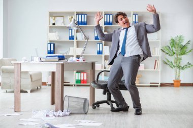 İş adamı işte ara verirken eğleniyor.