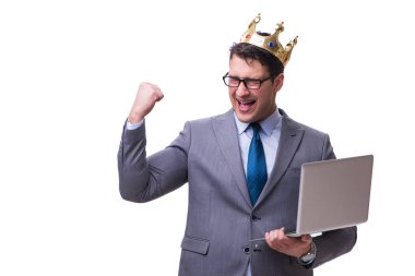 Beyaz arka plan üzerinde izole bir dizüstü bilgisayar tutan işadamı Kral