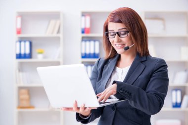 Müşterilerle çalışan çağrı merkezi operatörü