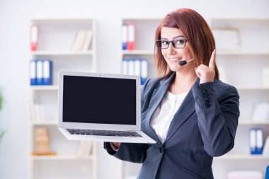 Müşterilerle çalışan çağrı merkezi operatörü