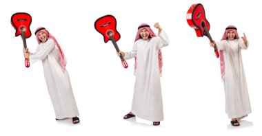 Arap adam beyaz izole gitar çalmak