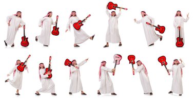 Arap adam beyaz izole gitar çalmak