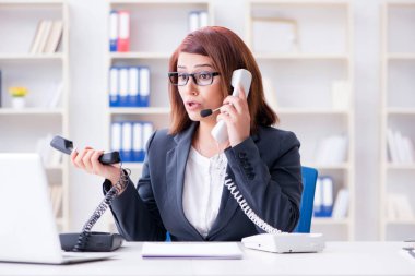 Sinirli çağrı merkezi asistanı çağrılara yanıt veriyor