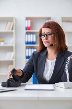 Sinirli çağrı merkezi asistanı çağrılara yanıt veriyor