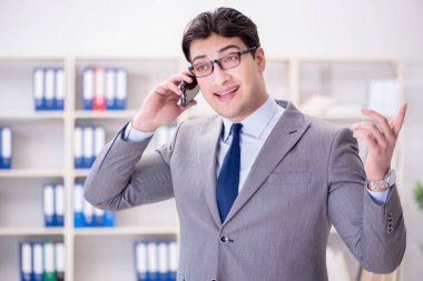 Ofiste çalışan genç bir işadamı.