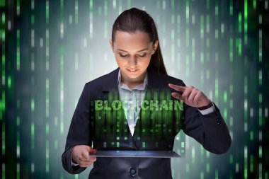 Engelleme zinciri kripto para birimi kavramında iş kadını
