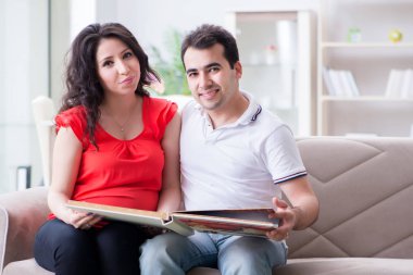 Bir bebek bekleyen genç çift.