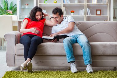 Bir bebek bekleyen genç çift.