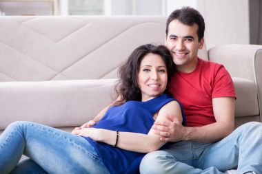 Bir bebek bekleyen genç çift.