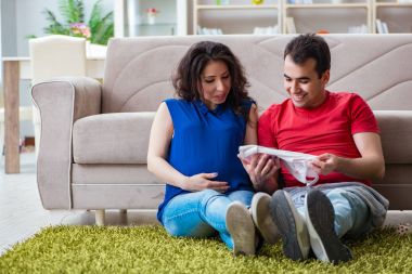 Bir bebek bekleyen genç çift.