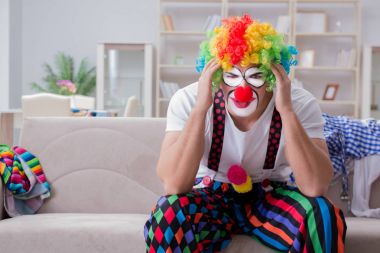 Sarhoş palyaço evde parti veriyor.