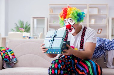 Sarhoş palyaço evde parti veriyor.