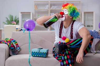 Sarhoş palyaço evde parti veriyor.