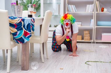 Sarhoş palyaço evde parti veriyor.