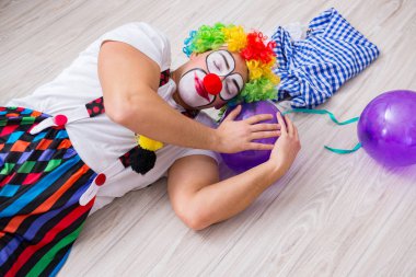 Sarhoş palyaço evde parti veriyor.