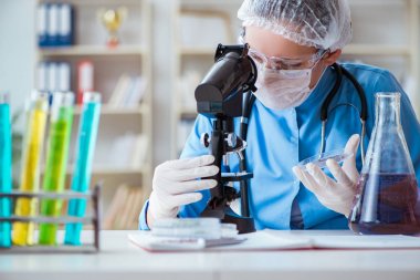 Laboratuvarda deneyler yapan kadın bilim adamı.