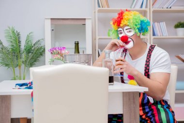 Sarhoş palyaço evde parti veriyor.