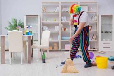 Komik palyaço evde temizlik yapıyor.