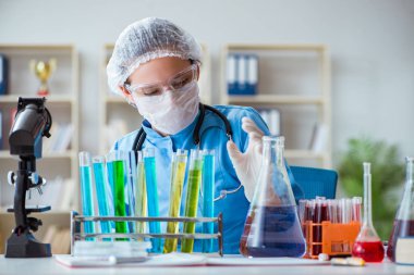 Laboratuvarda deneyler yapan kadın bilim adamı.