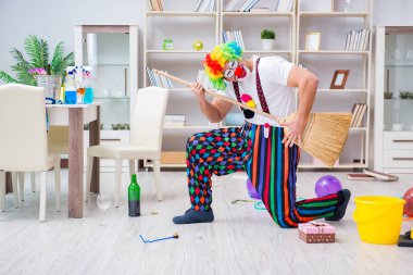 Komik palyaço evde temizlik yapıyor.