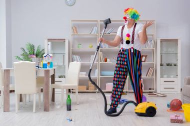 Komik palyaço evde temizlik yapıyor.