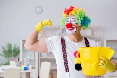 Komik palyaço evde temizlik yapıyor.