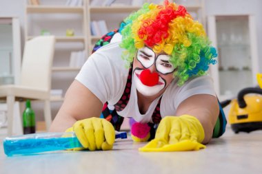 Komik palyaço evde temizlik yapıyor.