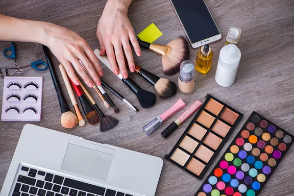 Makyaj aksesuarlarıyla moda blogcusu