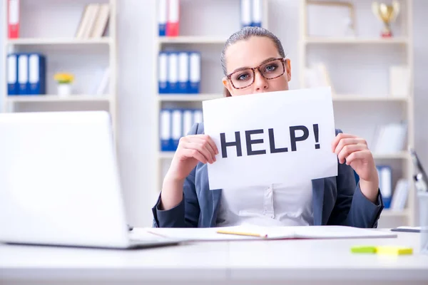 Femme d'affaires plaidant pour de l'aide dans son bureau — Photo